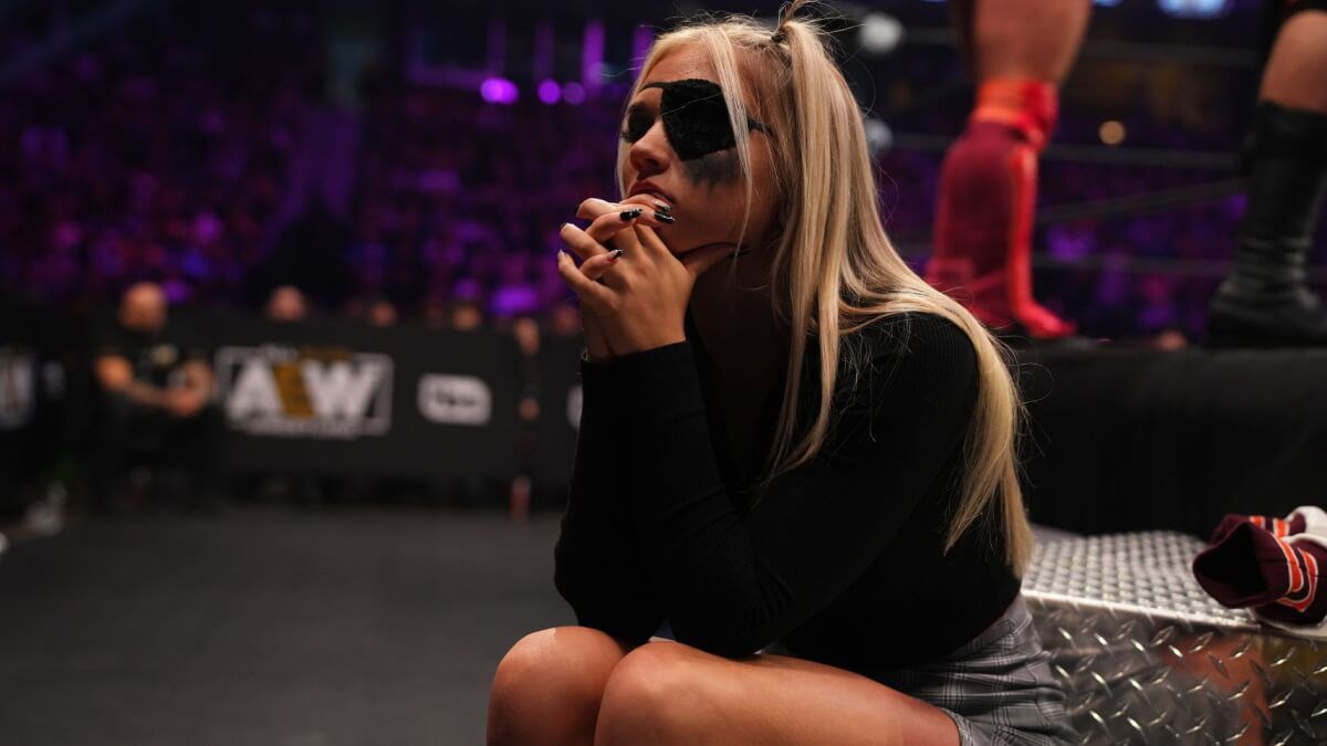 Julia Hart tells fans that she is "OK" after bump to arena floor