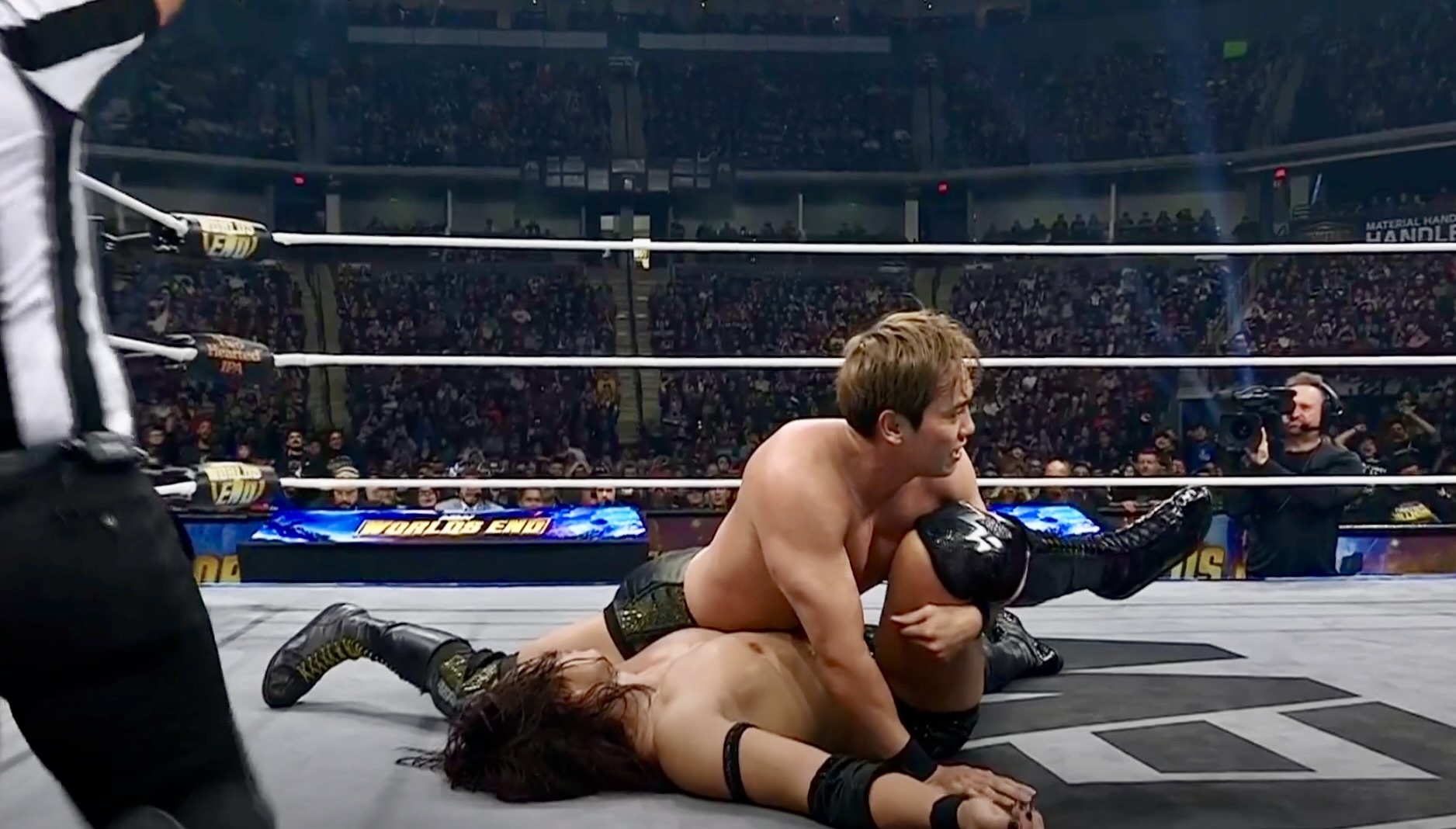 KAZUKO OKADA　10セット Okada hits Takeshita with screwdriver shot to reach Continental